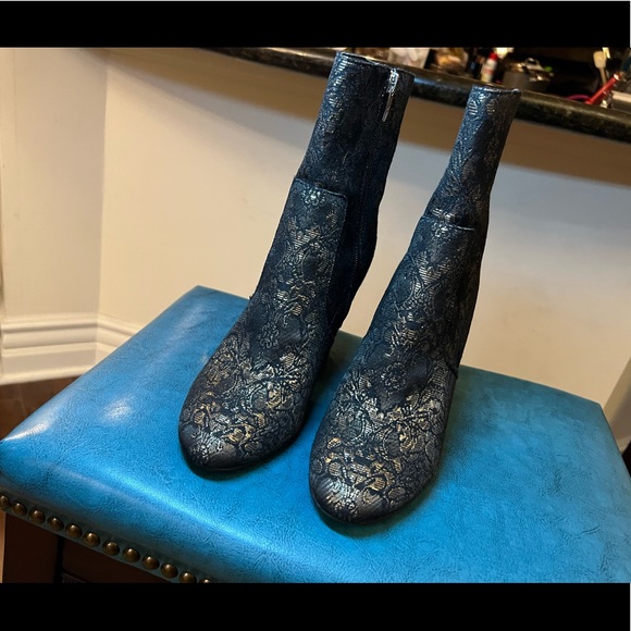 Booties. Fun & stylish - Picture 2 of 5